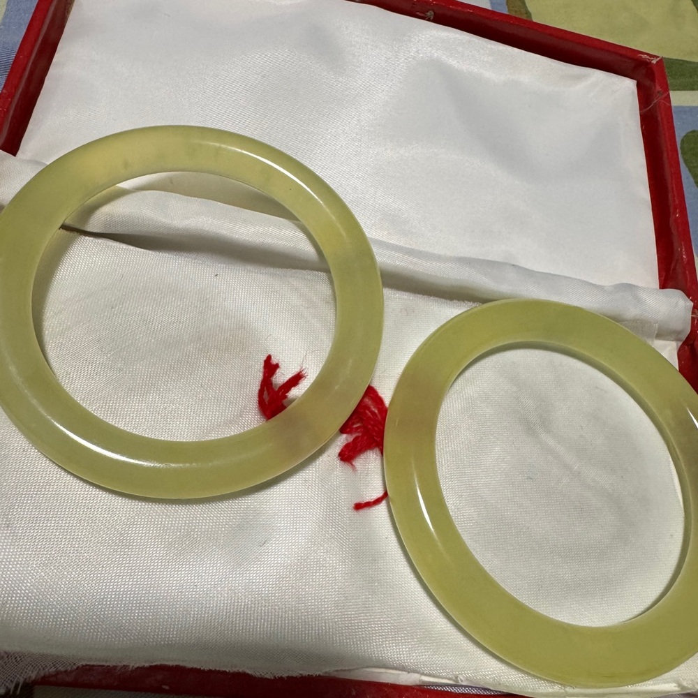 1 Vintage jade bangle